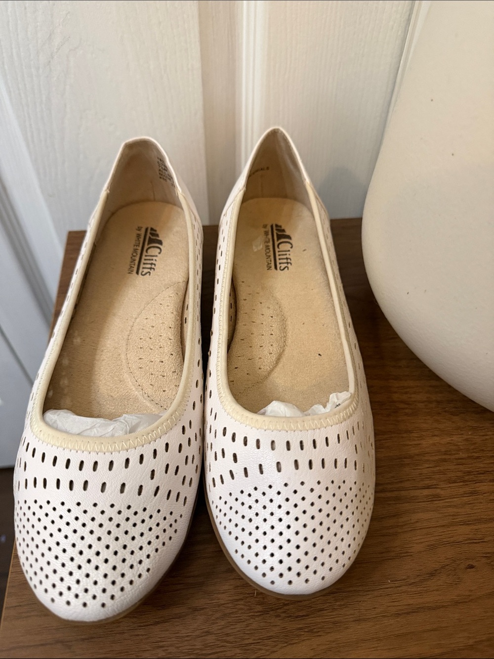 Cliffs by White Mountain Carrie White Perforated Comfort Ballet Flats Women’s 7. - Picture 4 of 7